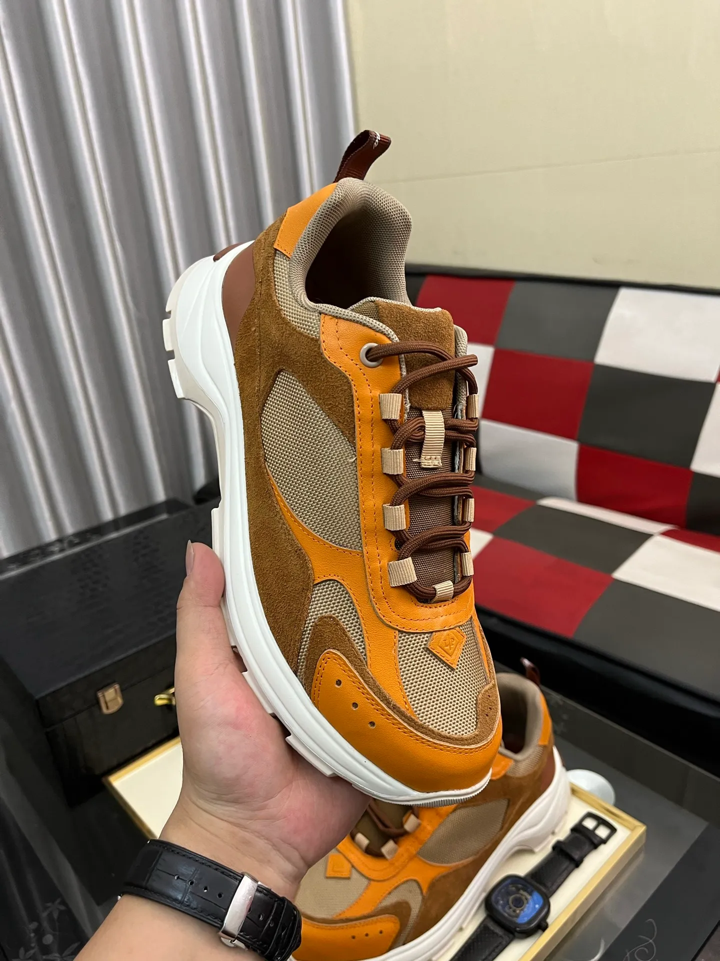 Men's shoes 💰520 ⌚️⌚️ Loro Piana's classic popular lp top version of Pili casual shoes. It turns out that these are the casual shoes that are said to be able to walk 20,000 steps without tiring your feet. This pair has both good looks and feel. You will be completely lost as soon as you step on it ~ The minimalist design is eye-catching and durable, and it is a bonus for dressing. The soft feeling on the feet has outstanding texture, and it is very nice without abrasion on the feet. The soft and waxy soles make it easy to wear for daily use for a long time. Who can resist a pair of versatile and good-looking loafers? Don't be too elegant at all, the feel and texture of the feet are good, the key is to make the legs look longer and not tire the feet, the main thing is that it is just right!        Material: Original cowhide Lining: Original sheepskin Outsole: Original sole Size: 38-44